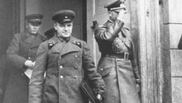 Białystok, 20.09.1939. Delegacja sowiecka i niemiecka opuszczająca po podpisaniu porozumienia Pałac Branickich. Fot. PAP/CAF 