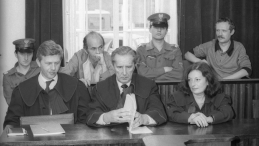 Proces czterech działaczy Komitetu Samoobrony Społecznej Komitetu Obrony Robotników (KSS KOR) - Adama Michnika, Jacka Kuronia, Zbigniewa Romaszewskiego i Henryka Wujca, rok 1984. Fot. PAP/Wojciech Kryński  