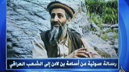 Bagdad, Irak, 19.10.03. W katarskiej tv Al-Dżazira zdjęcie Osamy bin Ladena ukazywane z nagraniem zarejestrowanym podobno przez terrorystę. Fot. PAP/EPA (ALI HAIDER EPA)