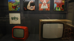 Wystawa „Za czym kolejka ta stoi? PRL w muzycznym zwierciadle” w Muzeum Historii Polski. Fot. PAP/Tomasz Gzell