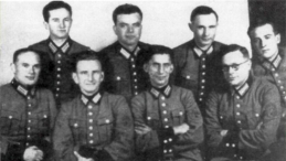 Schutzmannschaft Battalion 201, Roman Szuchewycz siedzi drugi od lewej. Fot. Źródło: Wikipedia
