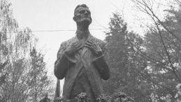 Kraków, 2 listopada 1947 r. Obchody jedenastej rocznicy śmierci przywódcy Polskiej Partii Socjalistycznej Ignacego Daszyńskiego. Na zdjęciu pomnik Daszyńskiego na cmentarzu Rakowickim. Fot. PAP