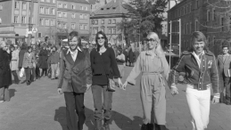 Członkowie szwedzkiego zespołu Abba na placu Zamkowym podczas spaceru po Starym Mieście w Warszawie. Rok 1976. Fot. PAP/Ireneusz Radkiewicz