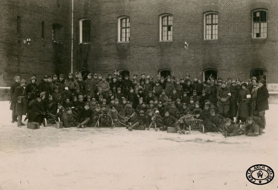 Członkowie oddziału, który zdobył Cytadelę Lwowską. Listopad 1918 r. Fot. CAW