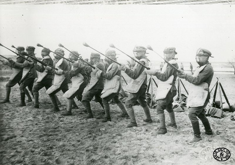 Ćwiczenia kursu wyszkolenia piechoty nr 3. Żołnierze gotowi do pozorowanej walki na bagnety. Zegrze. Wiosna 1917 r. Źródło: CAW