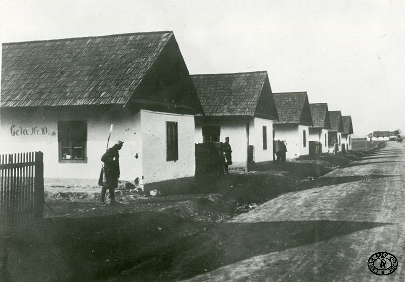 Baraki oficerskie w obozie internowanych w Huszt, Węgry. 1918 r. Źródło: CAW