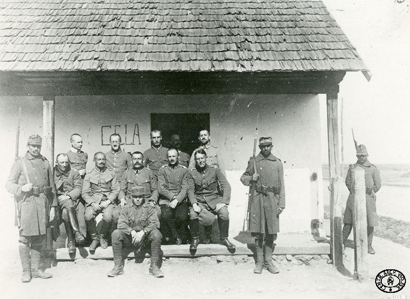 Grupa oficerów internowanych w Huszt przed celą oficerską nr 14. Węgry. 1918 r. Źródło: CAW