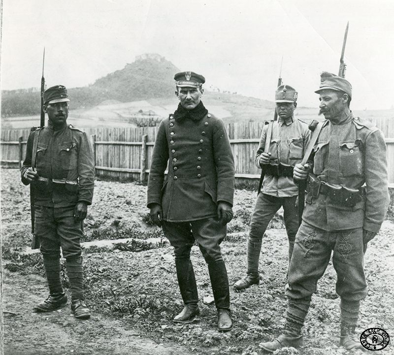 Rtm. Norbert Okołowicz w obozie internowanych w Huszt. Węgry. Wiosna 1918 r. Źródło: CAW