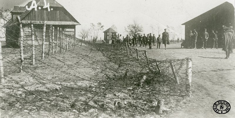 Żołnierze Polskiego Korpusu Posiłkowego w obozie internowanych w Szaldobosz. Widoczne drewniane baraki. Węgry. 1918 r. Źródło: CAW