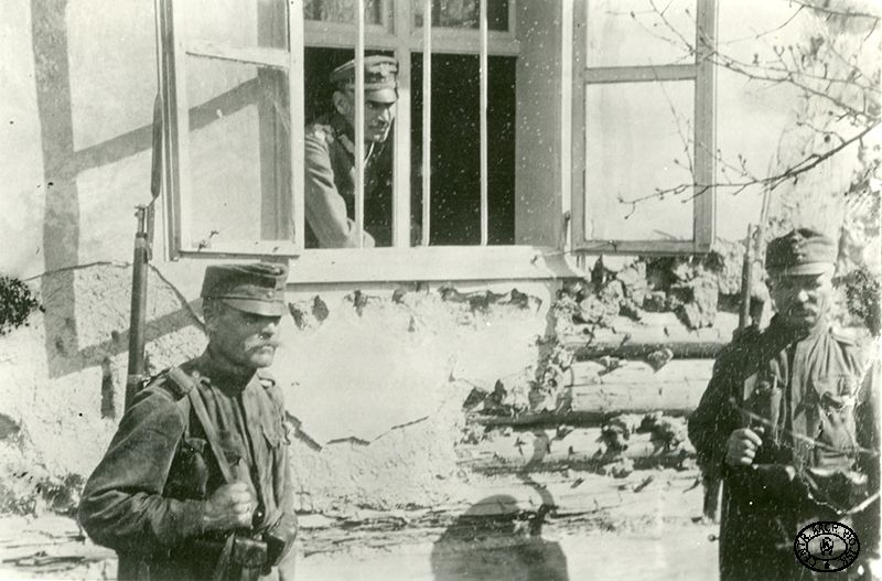 Gen. Zygmunt Zieliński wygląda przez okno celi oficerskiej w obozie internowanych w Huszt. Węgry. Luty 1918 r. Źródło: CAW
