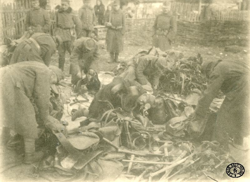 Sprzęt kawaleryjski oraz szable zrzucone przez kawalerzystów na wiadomość o aresztowaniu legionistów z Polskiego Korpusu Posiłkowego pod Rarańczą. 1918 r. Źródło: CAW