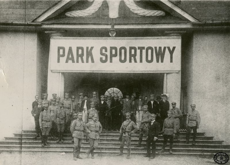 Członkowie Polskich Drużyn Strzeleckich i ochotnicy – górale w Parku Sportowym „Oleandry”. Kraków. Sierpień, 1914 r. Źródło: CAW