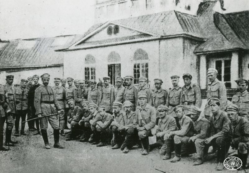 Grupa strzelców z Komendantem Józefem Piłsudskim w Oleandrach. Sierpień, 1914 r. Źródło: CAW