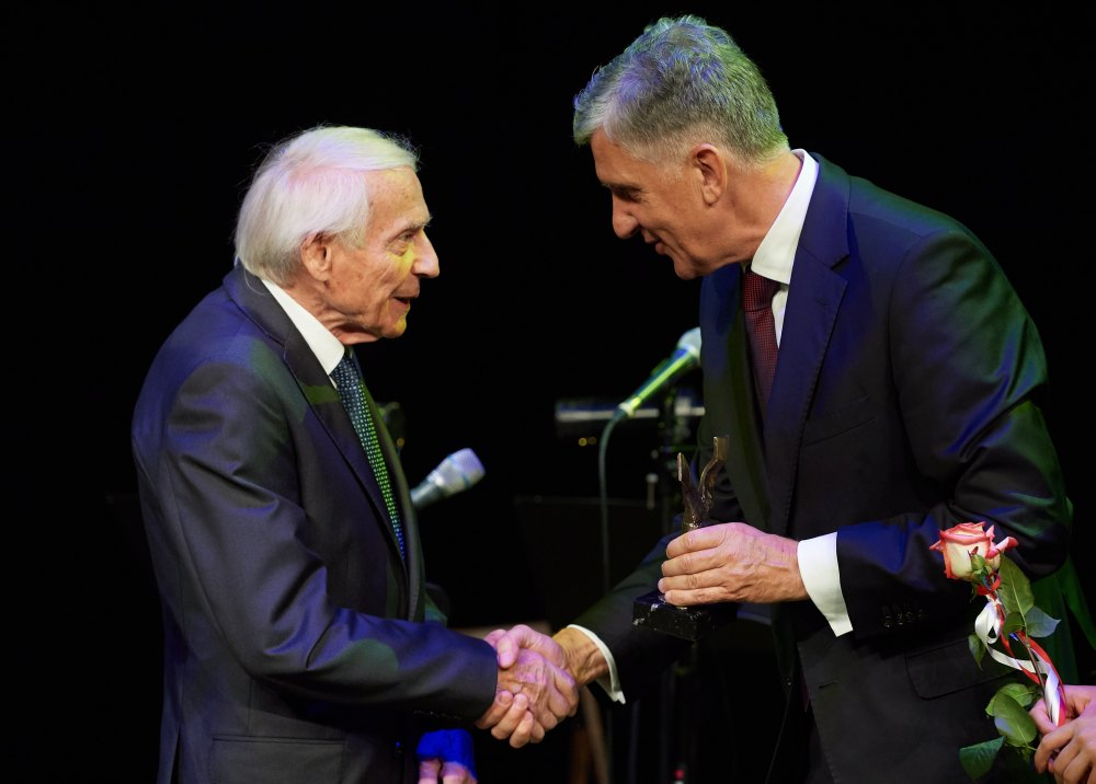 Zbigniew Życieński (L) odbiera nagrodę Sygnet Niepodległości. Fot. PAP/A. Warżawa