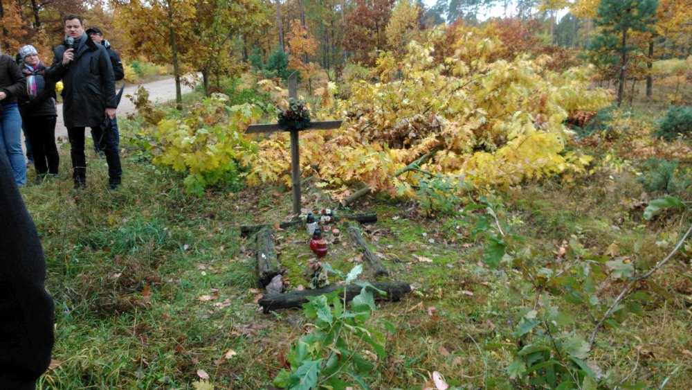 Las Lućmierski - uczniowie SLO im. R. Traugutta w Zgierzu zapalają znicz przy pomniku pomordowanych w czasie II wojny światowej. Fot. Joanna Kapusta 