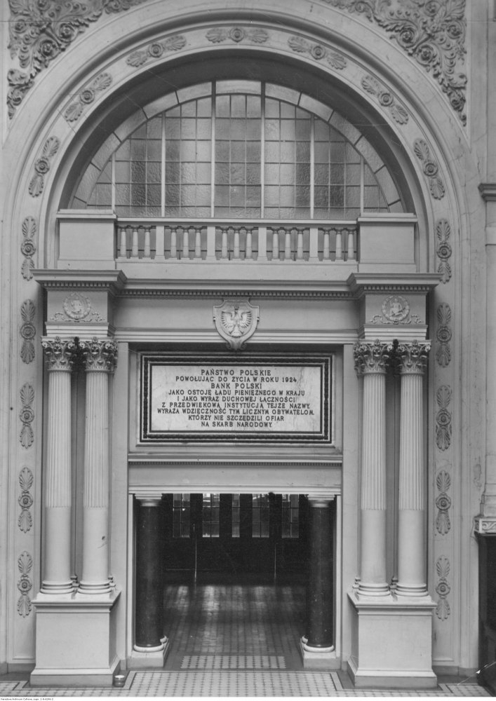 Bank Polski w Warszawie – wnętrze: wejście do gł. sali z widoczną tablicą umieszczoną z inicjatywy Stanisława Karpińskiego. 1928 r. Fot. NAC