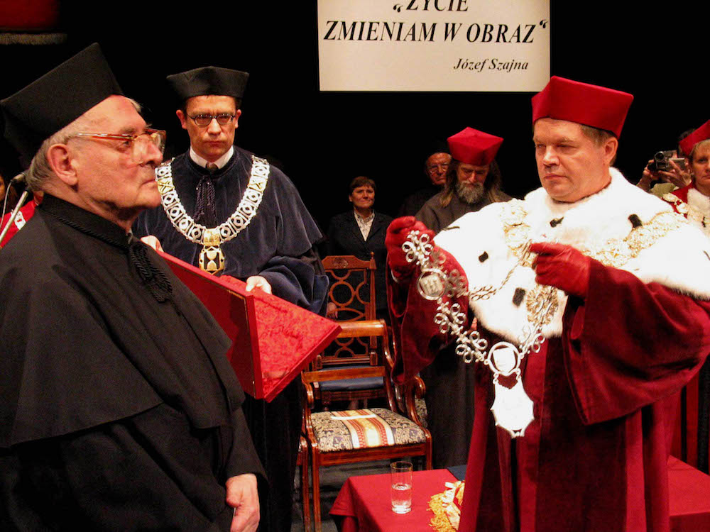 w 2003 r. Prof. Józef Szajna otrzymał w Katowicach tytuł doktora honoris causa Uniwersytetu Śląskiego w Katowicach. Fot. PAP/R. Koszowski
