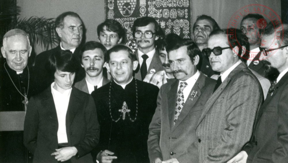 Fotografie Lecha Wałęsy, sygnowane jego podpisem; AAN, Akta Konrada Marusczyka, sygn. 5. Źródło: Archiwum Akt Nowych