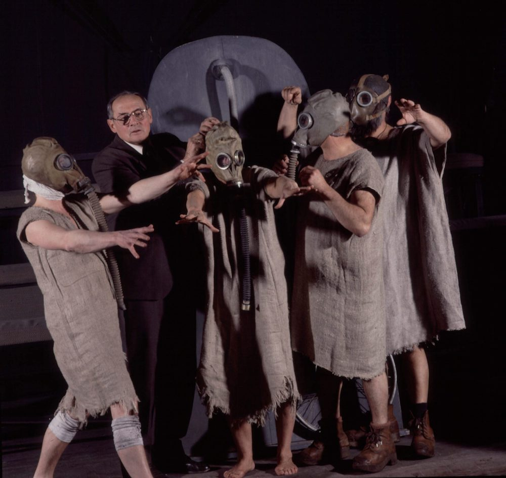 Józef Szajna (2L) prowadzi próbę wznowieniową spektaklu "Replika" w Teatrze Studio, 1987 r. Fot. PAP/T. Prazmowski
