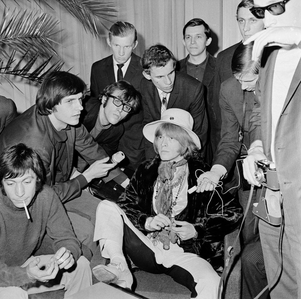 The Rolling Stones podczas trasy koncertowej promującej album "Between the Buttons" Nz. siedzą Charlie Watts (L) , obok Brian Jones. Warszawa, 13.04.1967. Fot. PAP/S. Dąbrowiecki