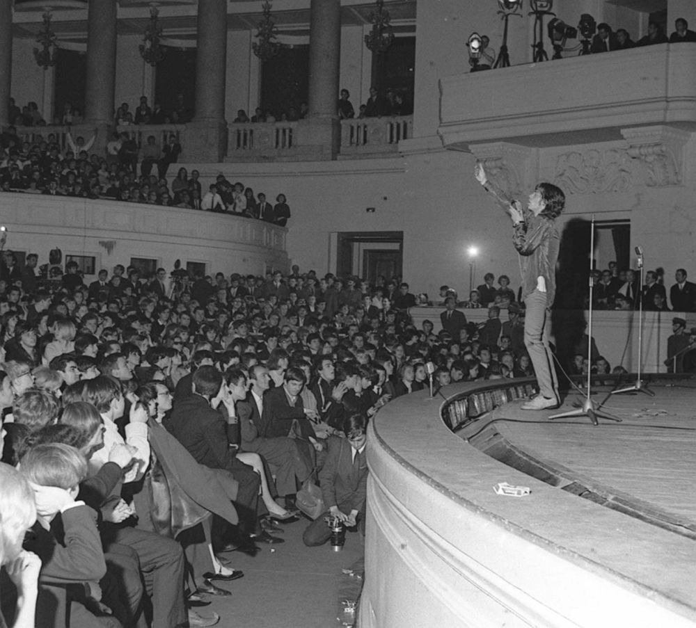 Koncert The Rolling Stones w Sali Kongresowej PKiN. Na scenie Mick Jagger. Warszawa 13.04.1967. Fot. PAP/C. Langda 