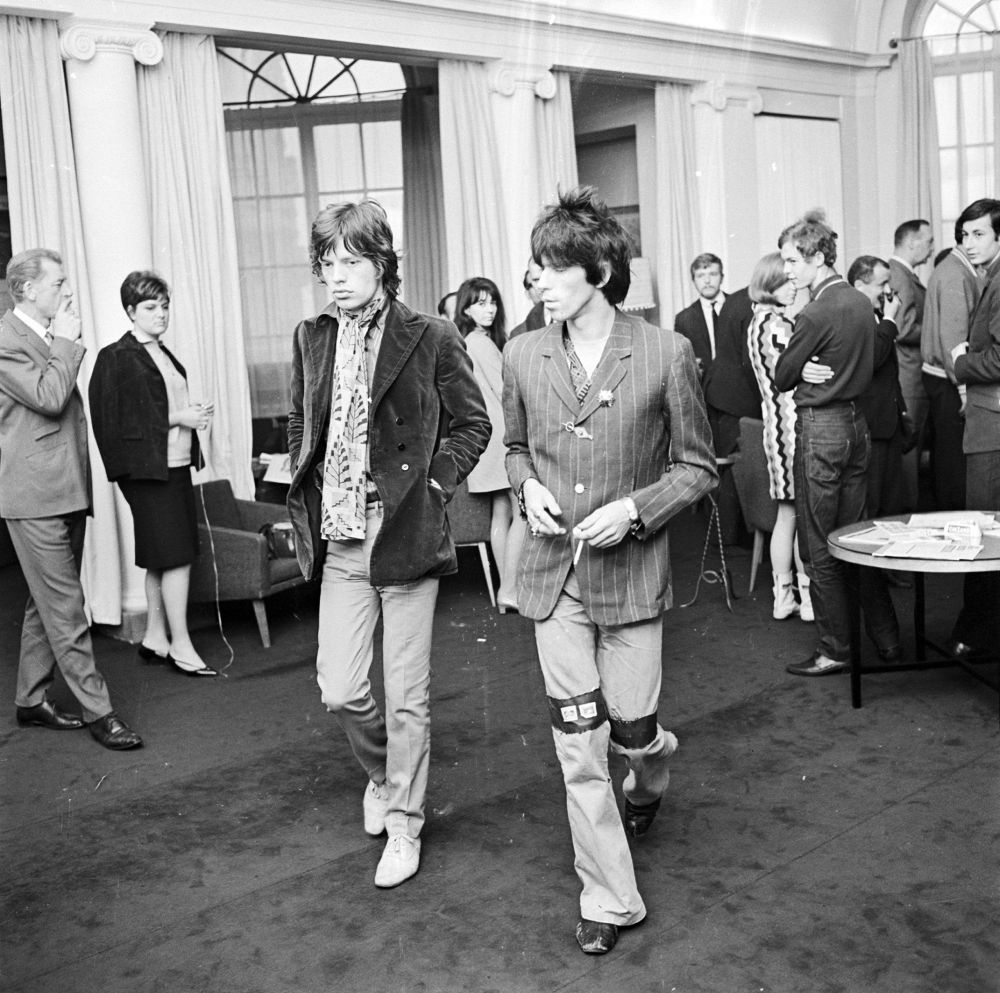 The Rolling Stones podczas trasy koncertowej promującej album "Between the Buttons". Od lewej: Mick Jagger i Bill Wyman. Warszawa, 13.04.1967. Fot. PAP/S. Dąbrowiecki 