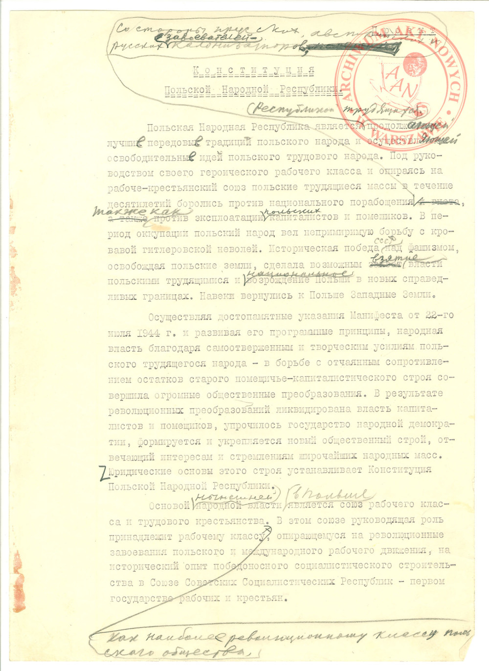 Projekt Konstytucji PRL w języku rosyjskim z uwagami pisanymi ołówkiem przez Józefa Stalina. Fot. Archiwum Akt Nowych