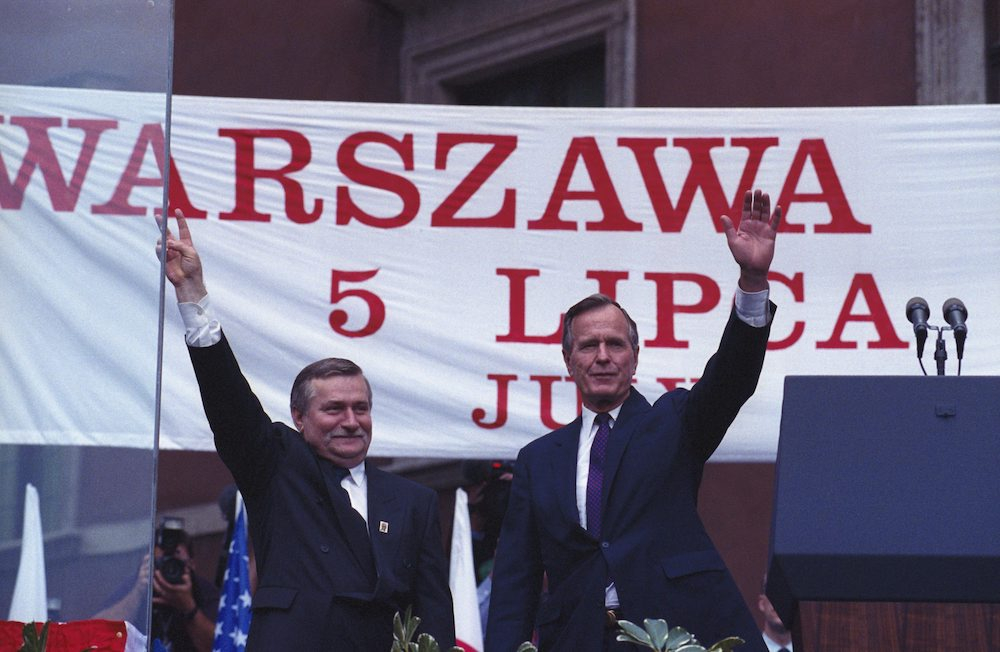 Wizyta prezydenta Stanów Zjednoczonych Ameryki George'a H.W. Busha w Polsce w 1992 r. Nz. prezydent RP Lech Wałęsa (L) i George Bush (P). Fot. PAP/J. Mazur