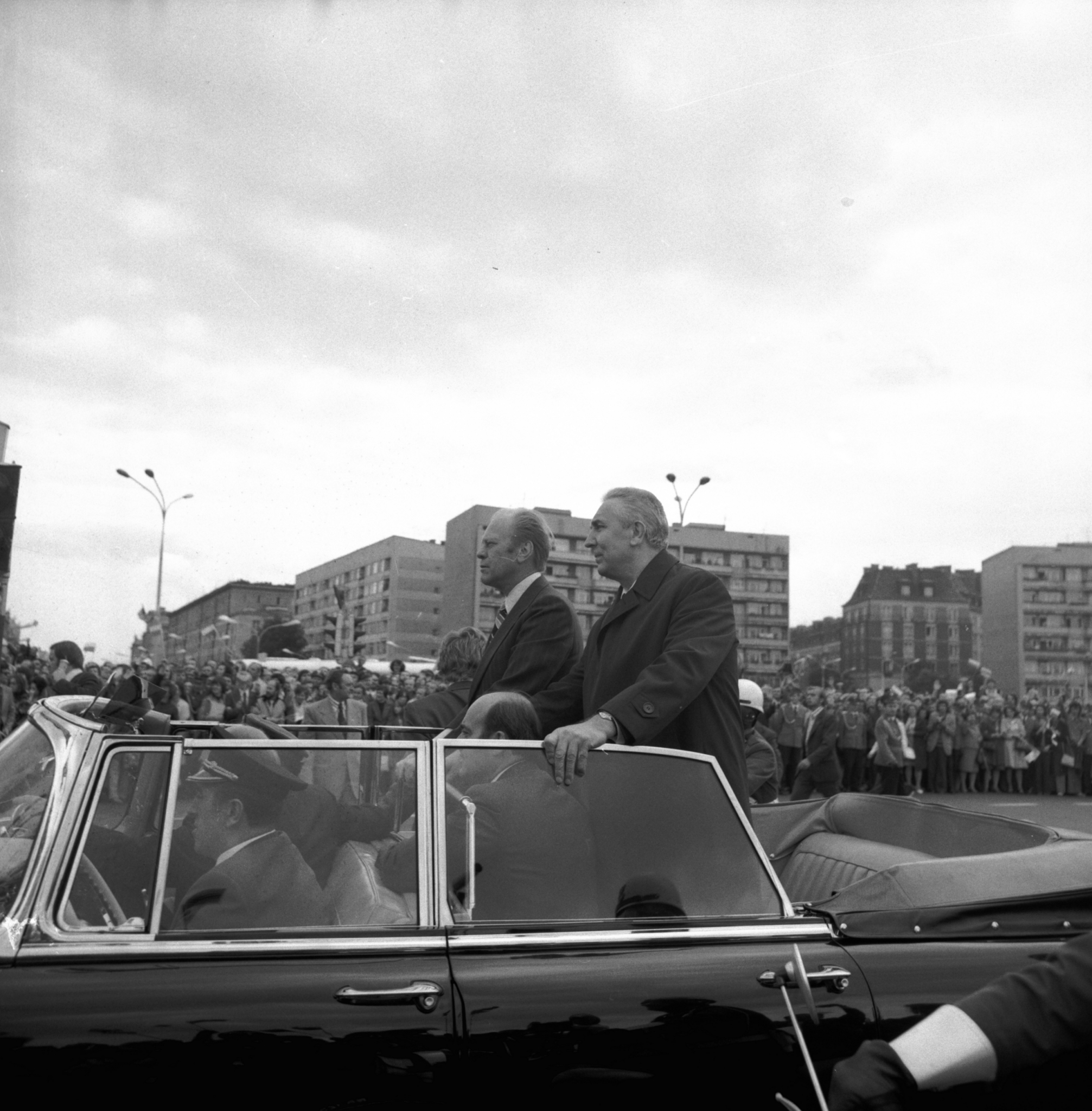 I sekretarz KC PZPR Edward Gierek (P) i prezydent USA Gerald Ford podczas przejazdu ulicami Warszawy, 1975 r. Fot. PAP/CAF