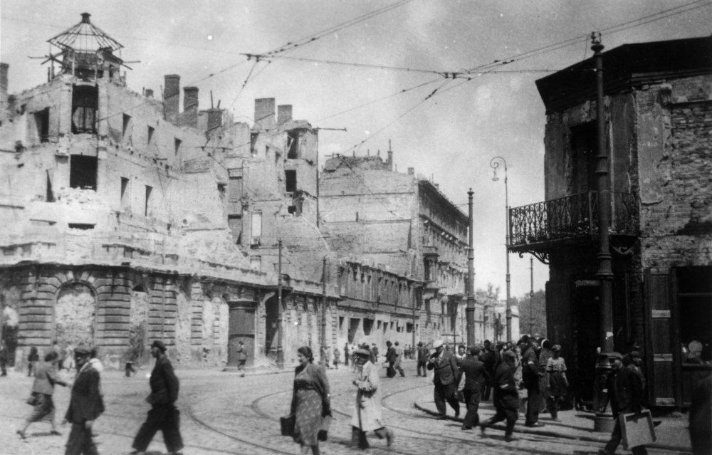 Warszawa ok. 1940. Ulica Królewska, wylot na plac Grzybowski, w kierunku ul. Marszałkowskiej. Teren getta. Fot. PAP/CAF