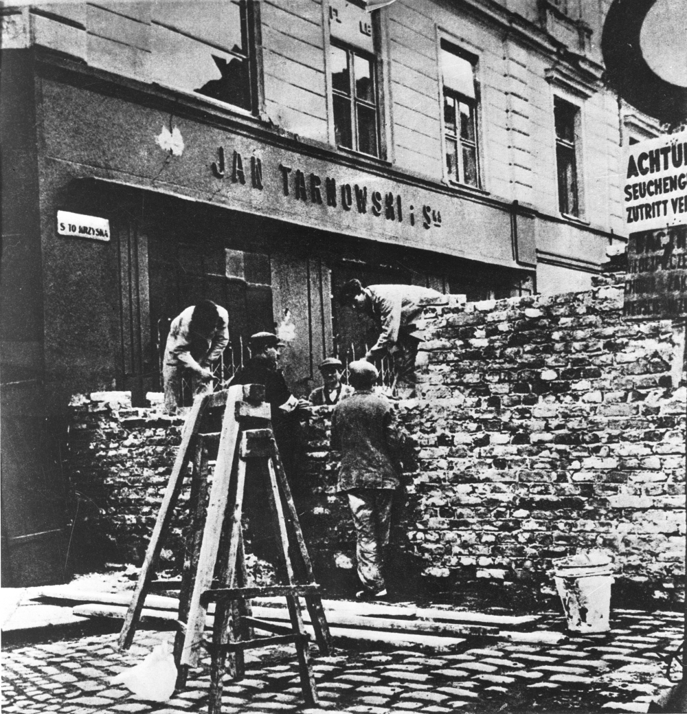 Warszawa 10.1940 r. Niemcy wydali rozkaz utworzenia getta dla ludności żydowskiej. W połowie listopada cały teren ogrodzony był wysokim murem. Nz. Budowa murów wokół żydowskiej dzielnicy. Fot. PAP/CAF
