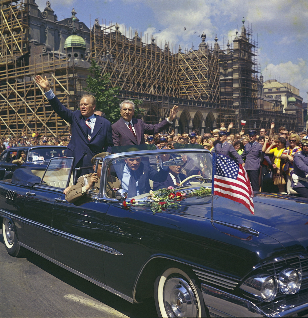 Wizyta prezydenta USA Ameryki Północnej Geralda R. Forda w dn. 28-29 lipca 1975 r. Nz. limuzyna z Geraldem R. Fordem jr. (L) i I sekretarzem KC PZPR Edwardem Gierkiem na Rynku Głównym w Krakowie. Fot. PAP/J. Morek