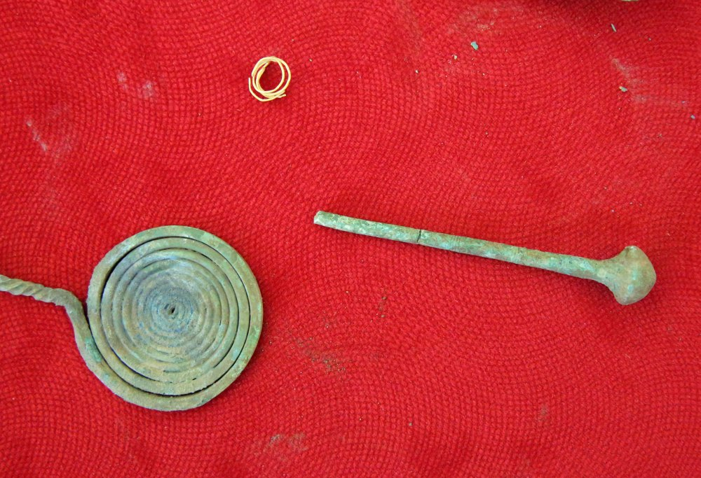 Przedmioty znalezione przez archeologów w okolicy Dobrego Miasta zaprezentowane w Muzeum Warmii i Mazur. Fot. PAP/T. Waszczuk 