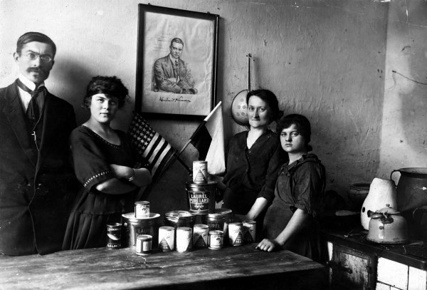 Rodzina z puszkami żywności otrzymanymi z Amerykańskiej Administracji Pomocy, ok. 1920 Fot. National Archives & Records Administration - Hoover Presidential Library. Źródło: Dom Spotkań z Historią