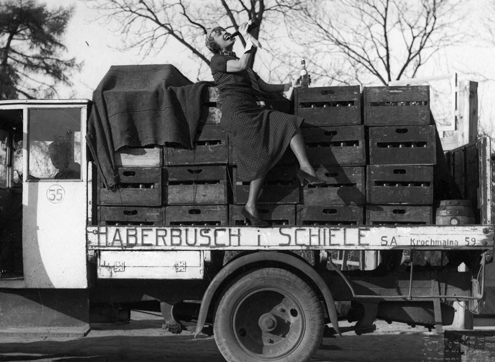 Warszawa, maj 1933. Francuska aktorka rewiowa Jeanne Bourgeois Mistinguett, która przyjechała na gościnne występy, reklamuje firmę produkującą piwo „Haberbusch i Schiele”. Fot. ze zbiorów NAC.