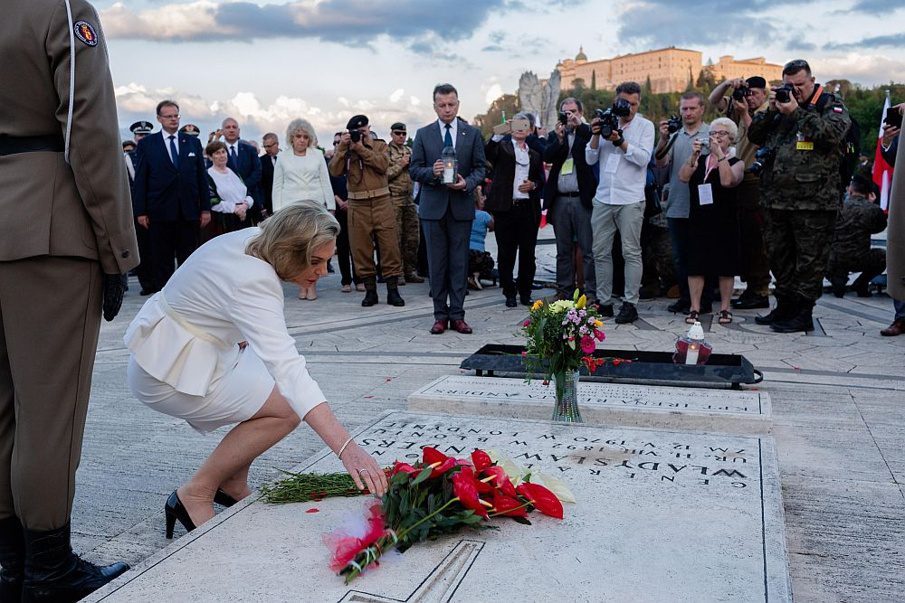 Senator Anna Maria Anders (C) składa kwiaty na grobie ojca gen. Władysława Andersa podczas uroczystości na Polskim Cmentarzu Wojennym na Monte Cassino. Fot. PAP/A. Guz