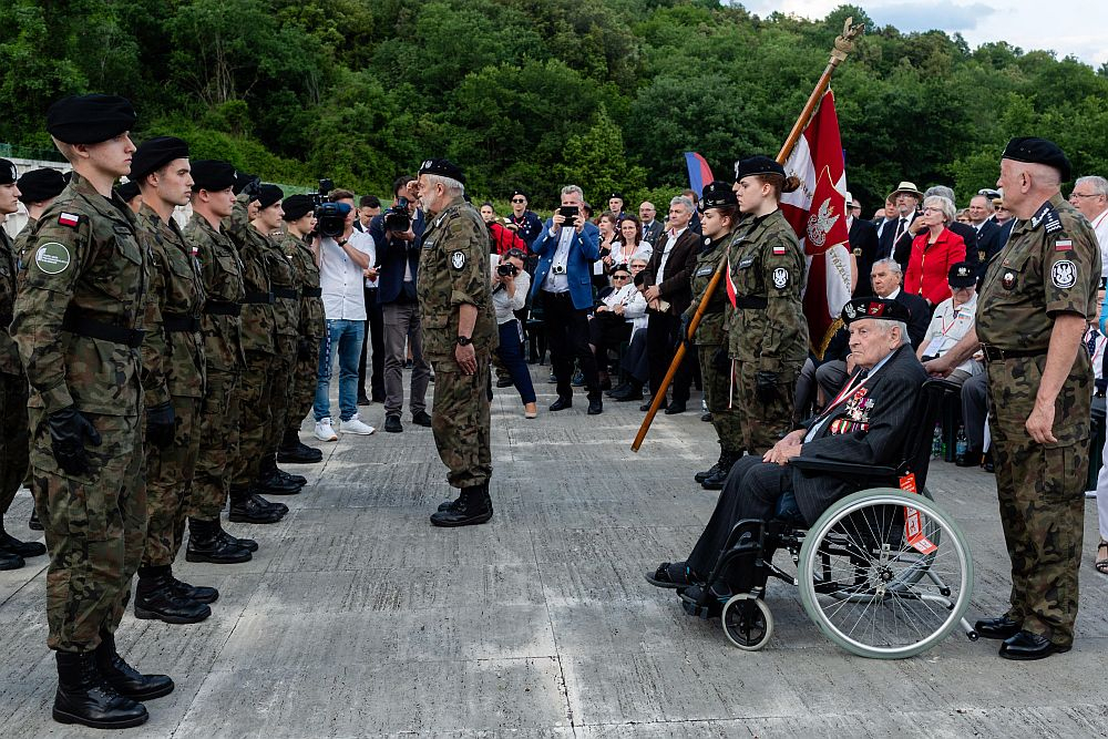 Major Otton Z. Hulacki (na wózku), żołnierz gen. W Andersa odbiera ślubowanie od oddziałów "Strzelec" podczas Apelu Poległych na Polskim Cmentarzu Wojennym na Monte Cassino podczas uroczystości związanych z 74 rocznicą walk o Monte Cassino. Fot. PAP/A. Guz