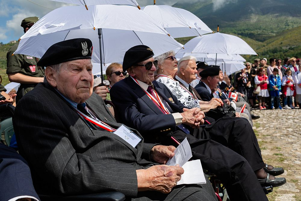 Weteran 2 Korpusu WP Otton Hulacki (L) podczas uroczystości przy pomniku 6. Pułku Pancernego. Piedimonte San Germano, 17.05.2018. Fot. PAP/A. Guz