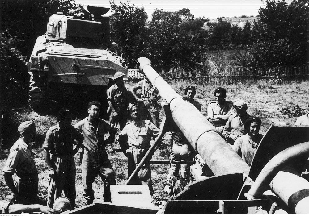 2. Korpus Polski po zakończeniu walk o Ankonę: żołnierze przy zdobytym niemieckim niszczycielu czołgów Nashorn; na drugim planie czołg M4 Sherman. Fot. NAC