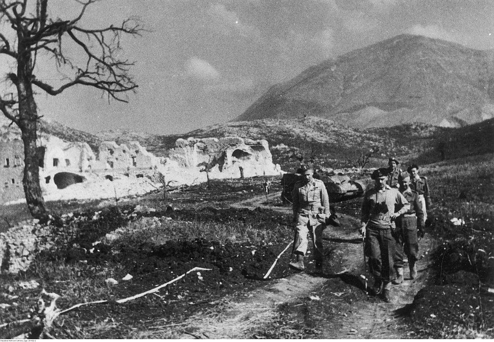 2. Korpus Polski w bitwie o Monte Cassino: generałowie Bronisław Duch (1. z lewej) i Władysław Anders (2. z lewej) na Mass Albaneta. Fot. NAC