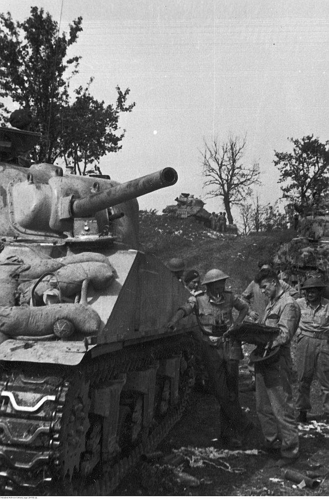 Samodzielna 2. Brygada Pancerna 2. Korpusu Polskiego w bitwie o Monte Cassino: narada pancerniaków; widoczne czołgi Mr Sherman. Fot. NAC