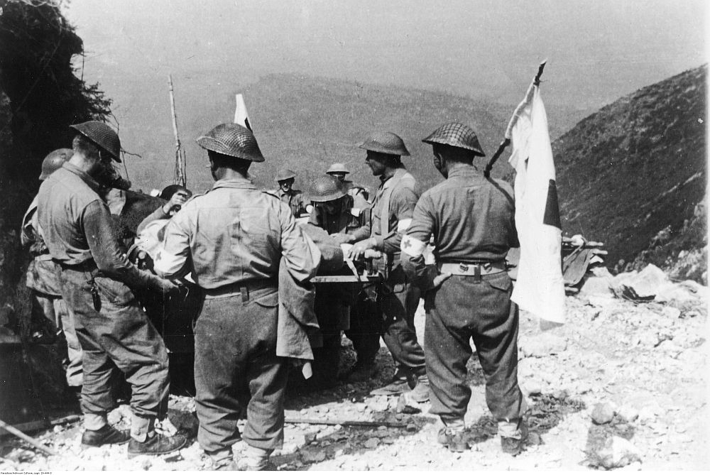 Sanitariusze w trakcie ewakuacji rannych żołnierzy 2. Korpusu Polskiego w bitwie o Monte Cassino . Fot. NAC