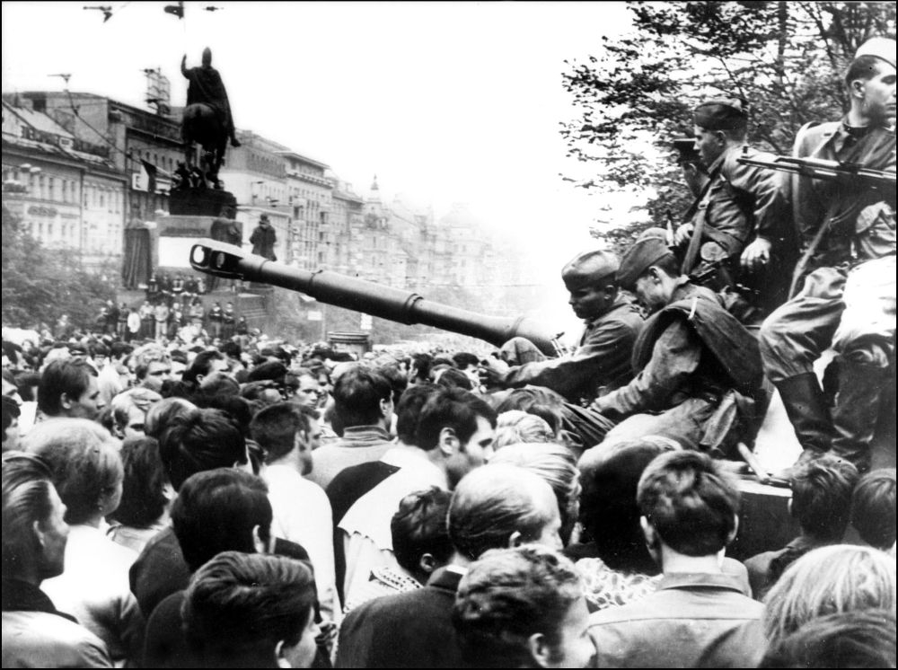 Interwencja wojsk Układu Warszawskiego w Czechosłowacji - mieszkańcy Pragi zgromadzili się wokół sowieckiego czołgu na placu Wacława. 21.08.1968. Fot.  PAP/EPA