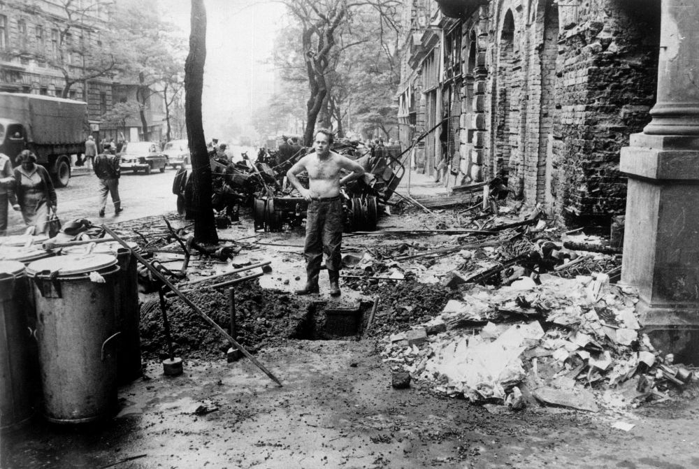 Mieszkaniec Pragi przygląda się zniszczeniom spowodowanym przez starcia zbrojne, 31 sierpnia 1968 r. PAP/EPA