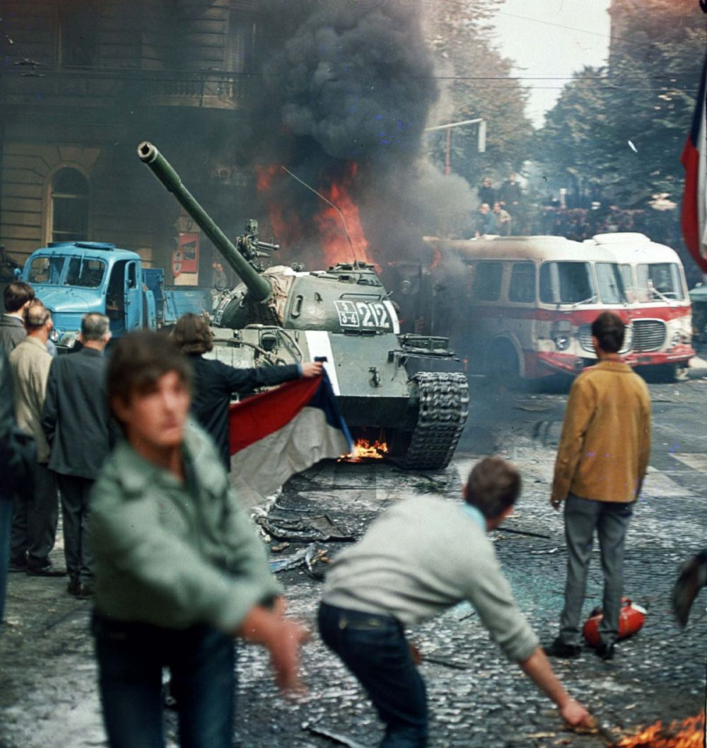 Młodzi mieszkańcy Pragi rzucają koktajle Mołotowa, próbując zatrzymać wjeżdżające do miasta 21 sierpnia 1968 r. radzieckie czołgi. Fot. PAP/CTK