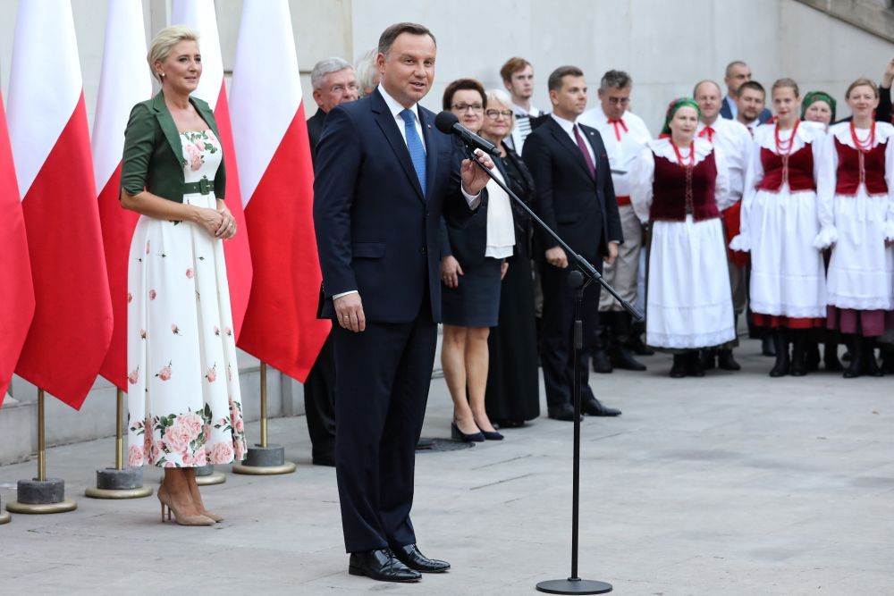 Prezydent Andrzej Duda (C) wraz z małżonką Agatą Kornhauser-Dudą (L) podczas spotkania z uczestnikami V Światowego Zjazdu Polonii i Polaków z Zagranicy. Fot. PAP/T. Gzell