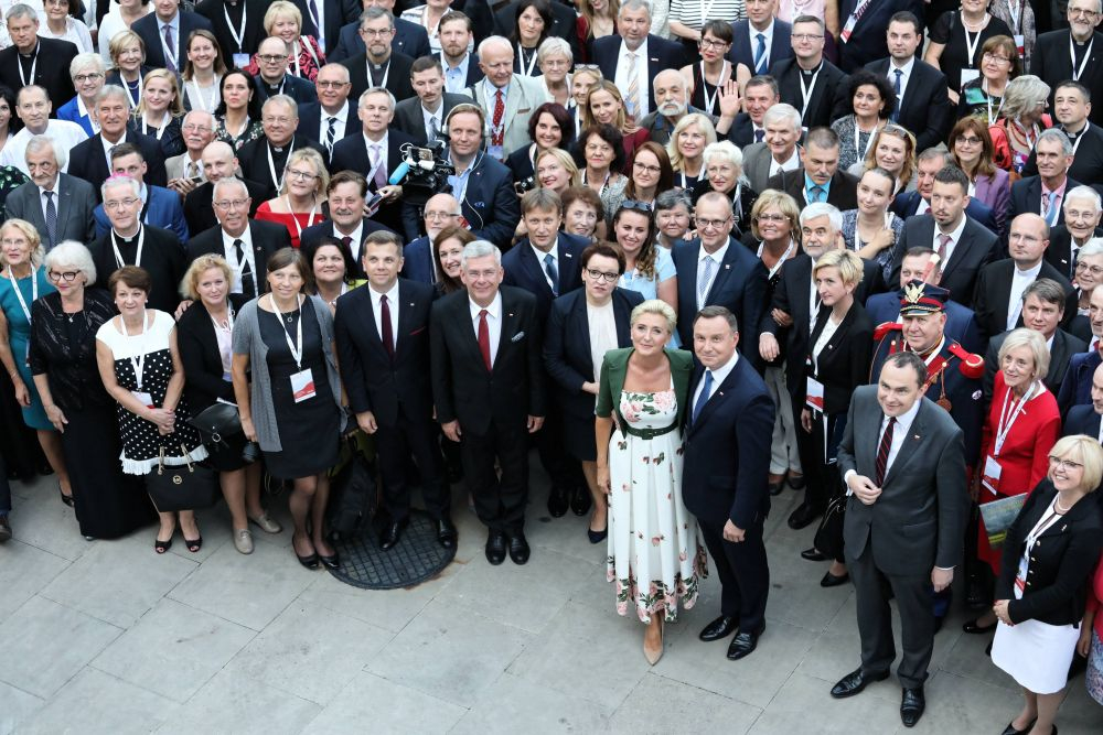 Prezydent Andrzej Duda (C) wraz z małżonką Agatą Kornhauser-Dudą (L) podczas spotkania z uczestnikami V Światowego Zjazdu Polonii i Polaków z Zagranicy. Fot. PAP/T. Gzell