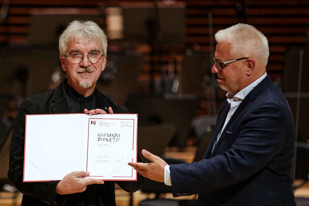 Juror Eugeniusz Knapik (P) wręcza nagrodę laureatowi konkursu w kategorii kompozycja - Giovanni Bonato podczas gali kończącej I Międzynarodowy Konkurs Muzyczny im. Karola Szymanowskiego w Katowicach. Fot. PAP/D. Gajda