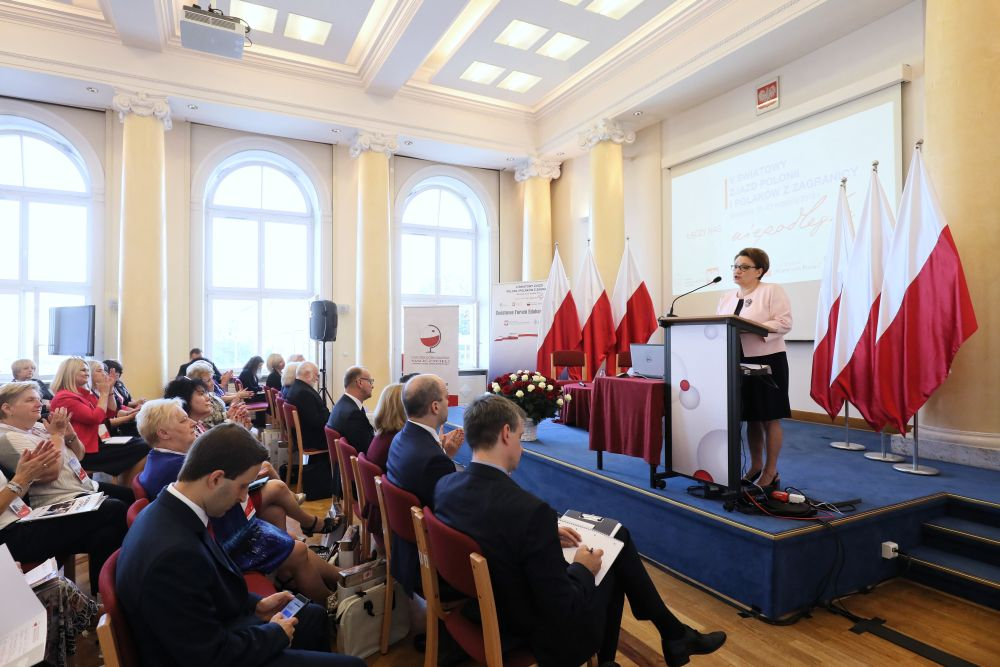 Minister edukacji narodowej Anna Zalewska (P) podczas otwarcia Światowego Forum Edukacji Polonijnej. Wydarzenie jest częścią V Światowego Zjazdu Polonii i Polaków z Zagranicy. Fot. PAP/P. Supernak