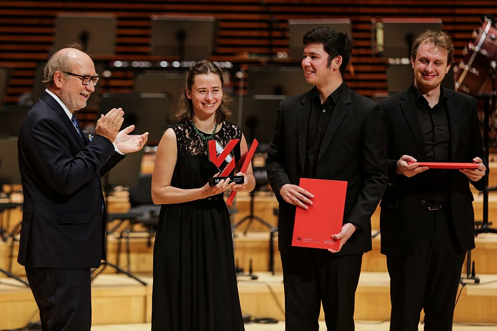 Juror Arkadiusz Kubica (L) wręcza nagrodę laureatowi pierwszej nagrody w kategorii kwartet - członkom Eliot Quartett podczas gali kończącej I Międzynarodowy Konkurs Muzyczny im. Karola Szymanowskiego w Katowicach. Fot. PAP/D. Gajda